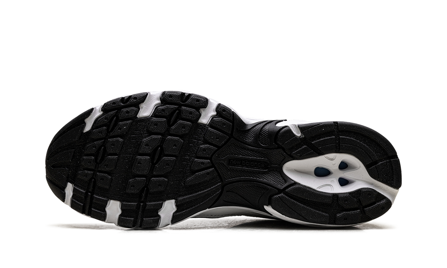 530 "White Silver Metallic Black" MR530LB